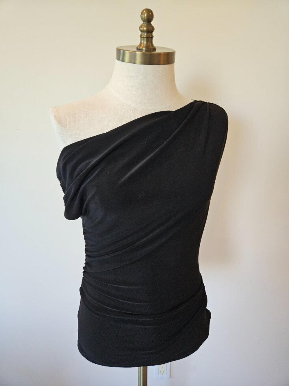 Aritzia Babaton Black Ruched Short Sleeve Top